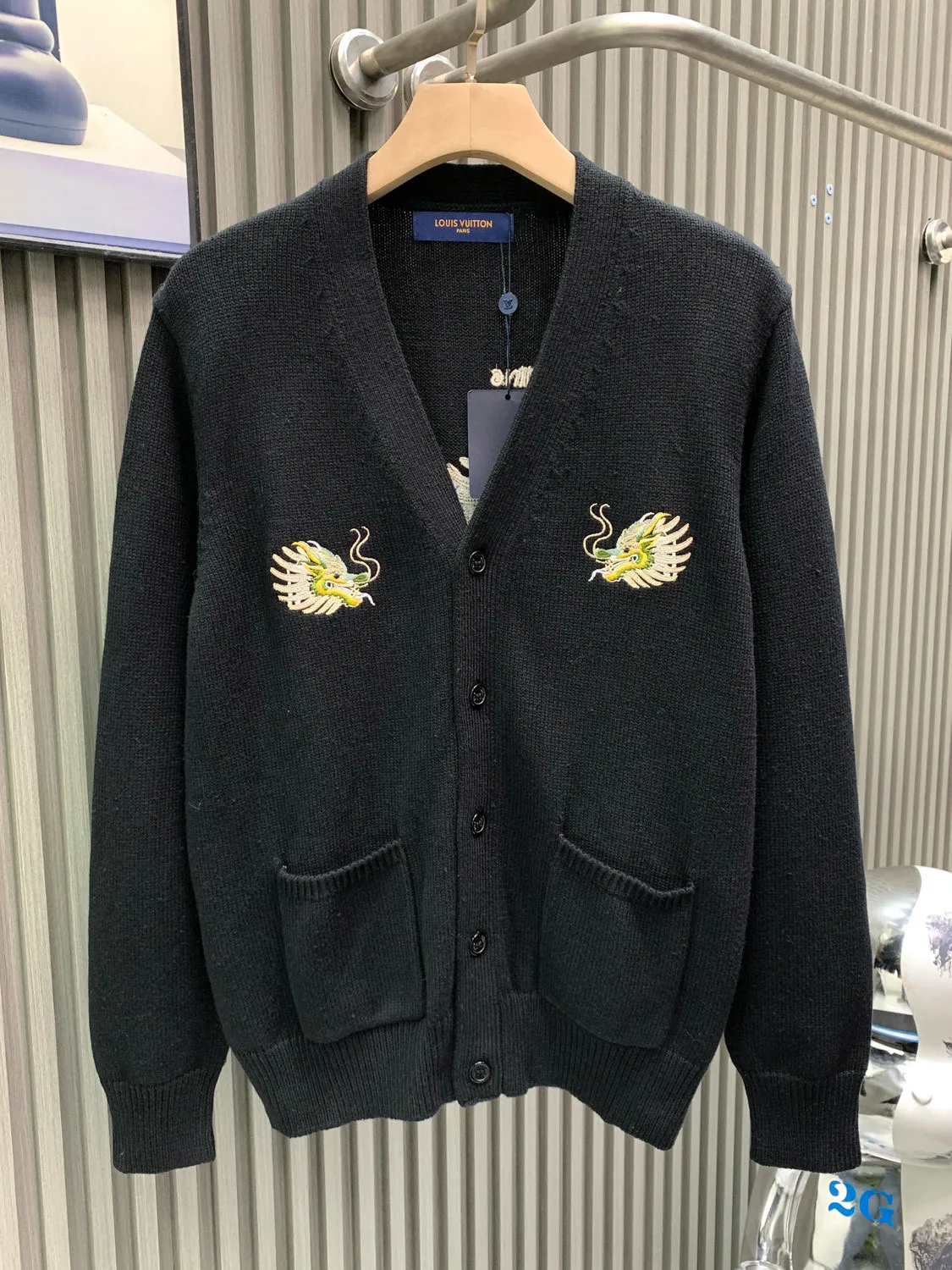 🅿️400 🀄️ Louis Vuitton Louis Vuitton 25* Year of the Snake Limited Edition Knitted sweater jacket style with classic double dragons embroidered around the chest A whole dragon embroidery on the back highlights the dominance Color-dyed wool blended cotton yarn High weight and high density Super high quality The wool is soft, delicate and skin-friendly It feels soft and silky All color-dyed high weight cotton yarn ensures no color difference Adopts four-hole knitting method Tight and textured, durable and not prone to pilling. It has a soft and warm comfort. It does not stick to the body when worn alone. Classic knitted clothing uses exquisite details and iconic brand symbols to reinterpret the charming charm. This sweater is made of wool and cashmere blended fabrics and is made with heavy-duty jacquard craftsmanship. All products are produced on imported looms. The details are clearly visible and the sense of high-end is the same for men and women.